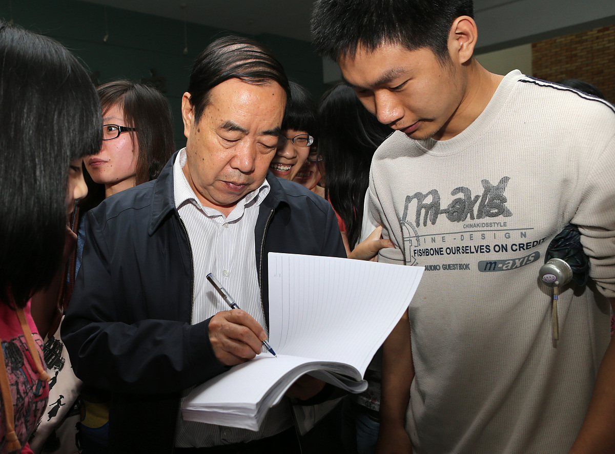 2013年05月25日,陕西省西安市,贾平凹长篇小说《带灯》研讨会在西安建