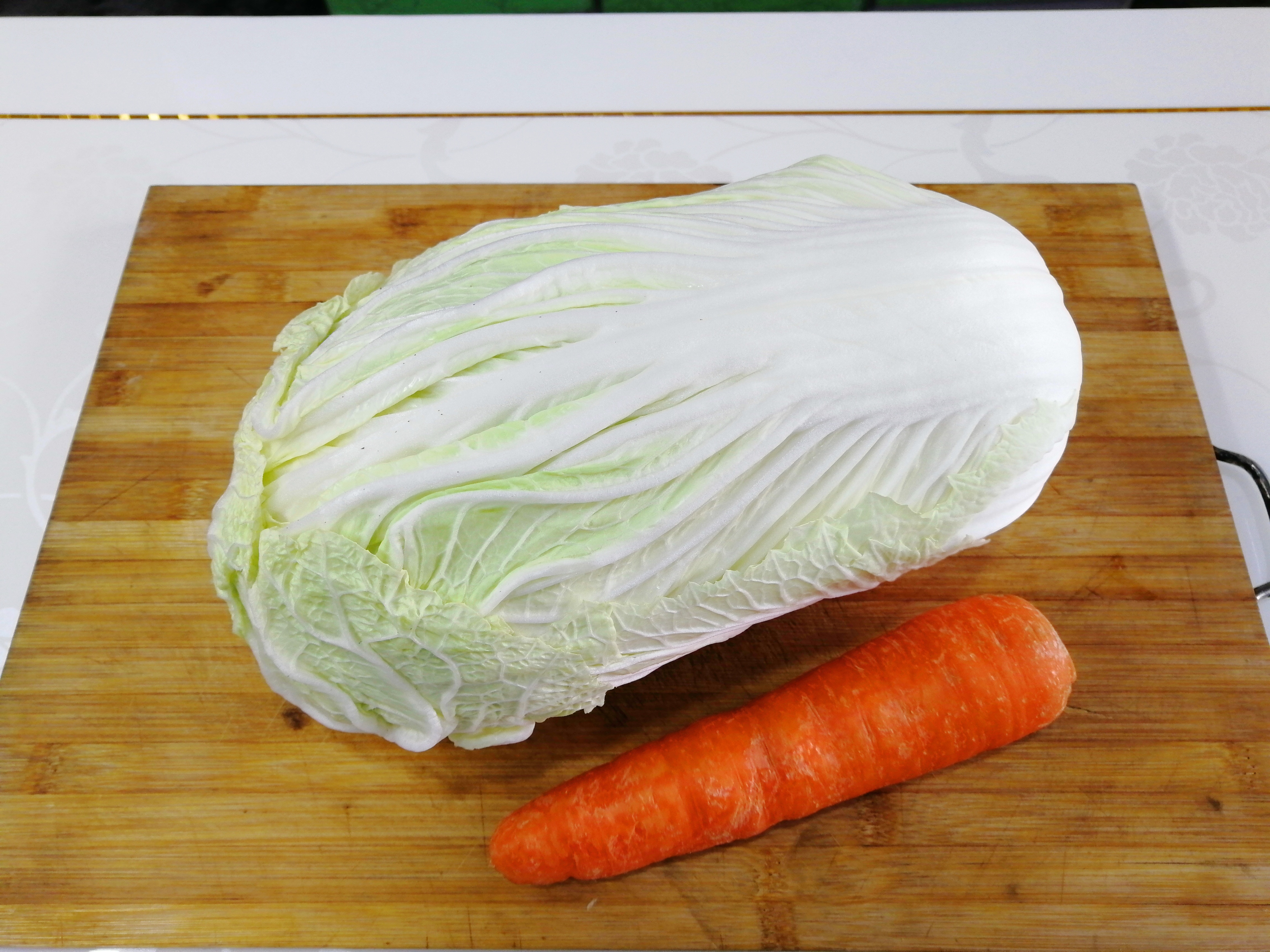 白菜加胡萝卜,是我过年必做的拿手菜,怎么吃都不够,给肉都不换