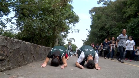 [图]实拍,数百信众顶礼朝山,场面震撼 虔诚感人