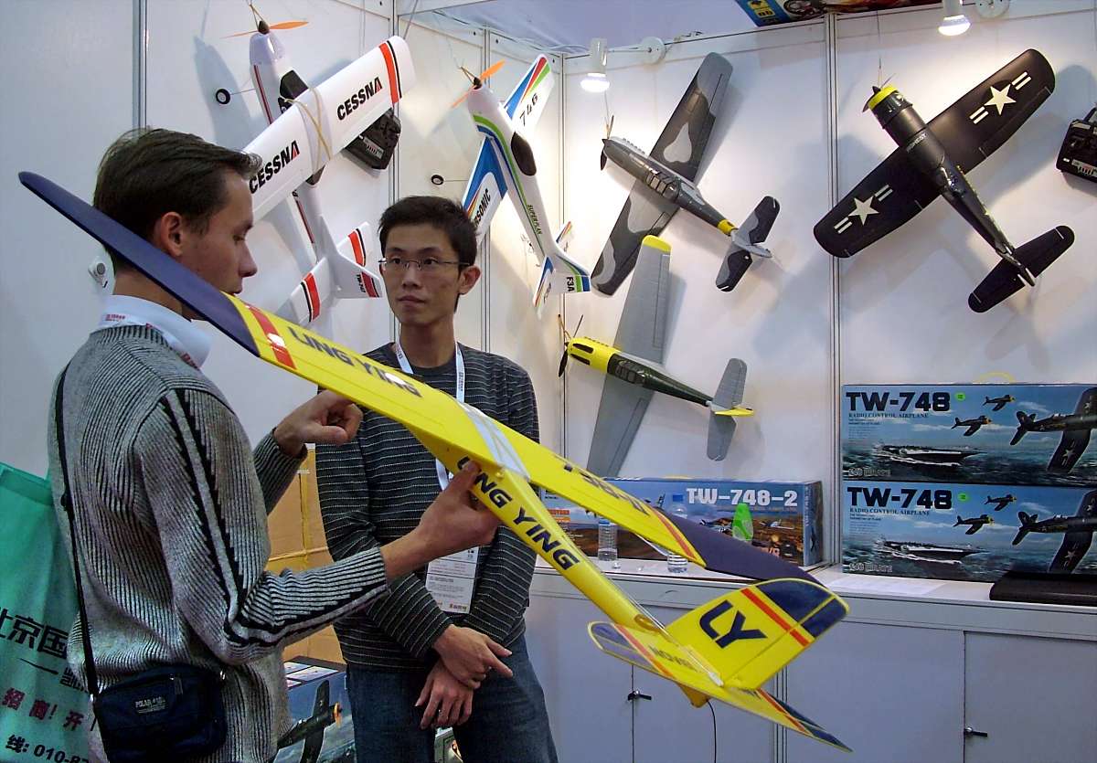 喷气式无人机投放球形物体：受力分析