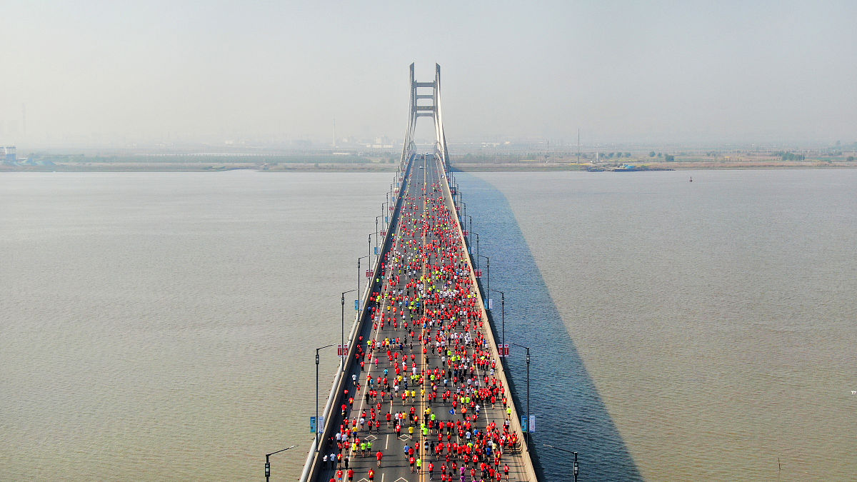 从《十三条命》看体育旅游规划：毅力、团队与探索