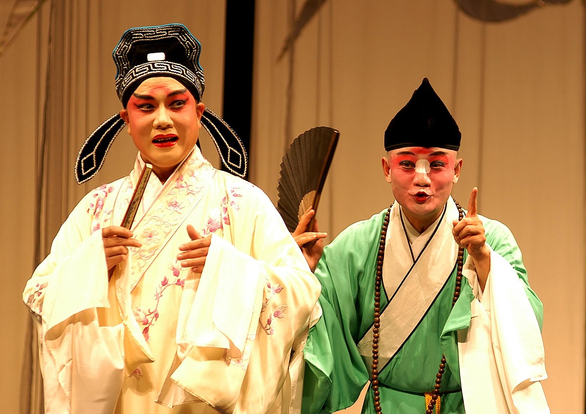 你现在身份是一名音乐学院的本科毕业生要写毕业论文题目为《民族声乐中的角色塑造-以等着我亲爱的人为例》请对其民族声乐的历史及发展内容进行写作保证内容的逻辑性和条理性不要乱写其格式如下：21民族声乐的历史及发展