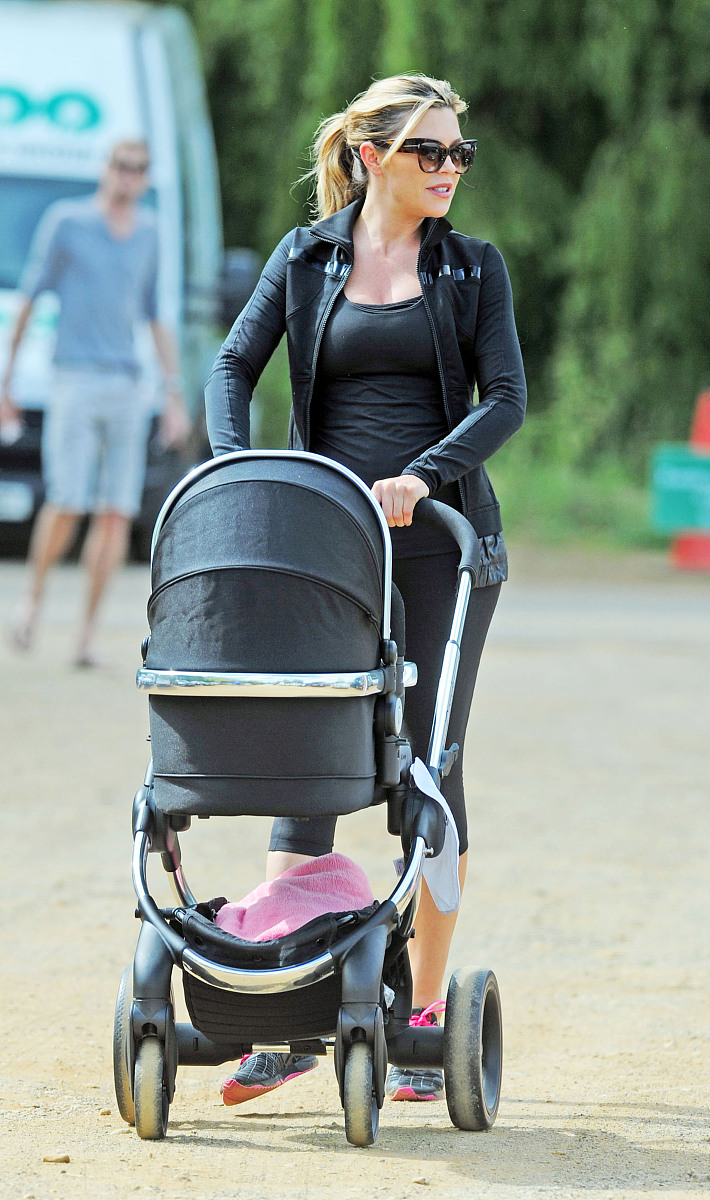 请以天晴为主题想一个英文人名和中文人名必须要相对于必须是人名必须要好听。