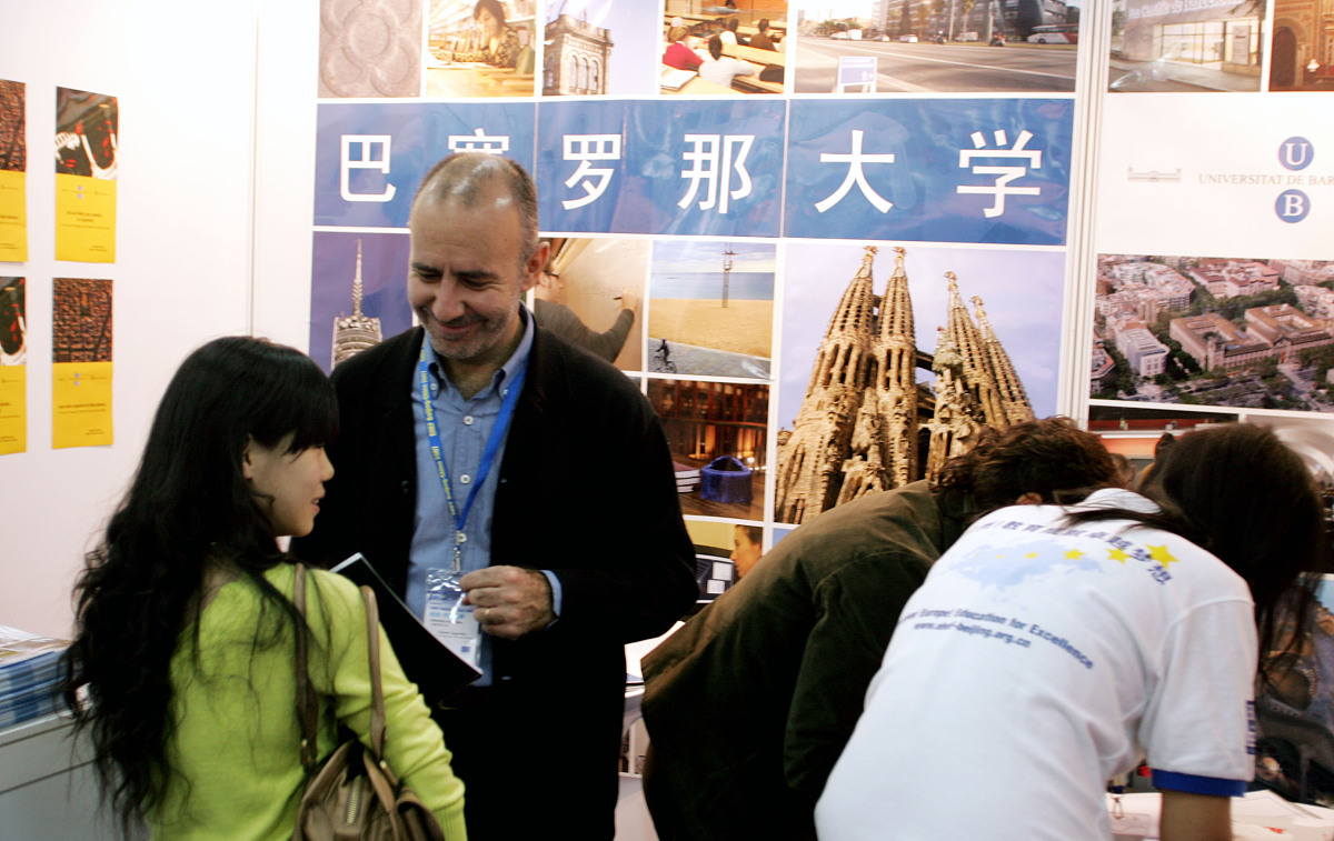 为一位即将去剑桥大学作暑期交换生的同学写一份自我介绍