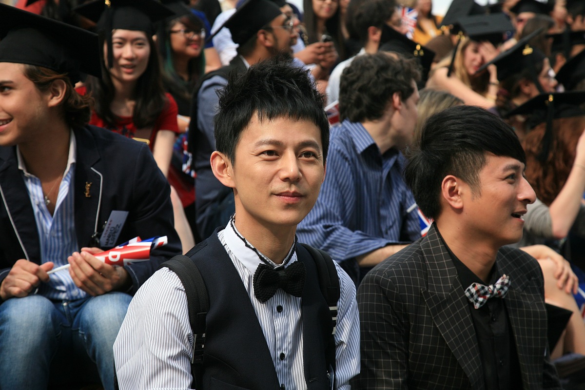 2012年5月30日,伦敦,250名来自100多个国家的留学生在英国伦敦齐抛毕