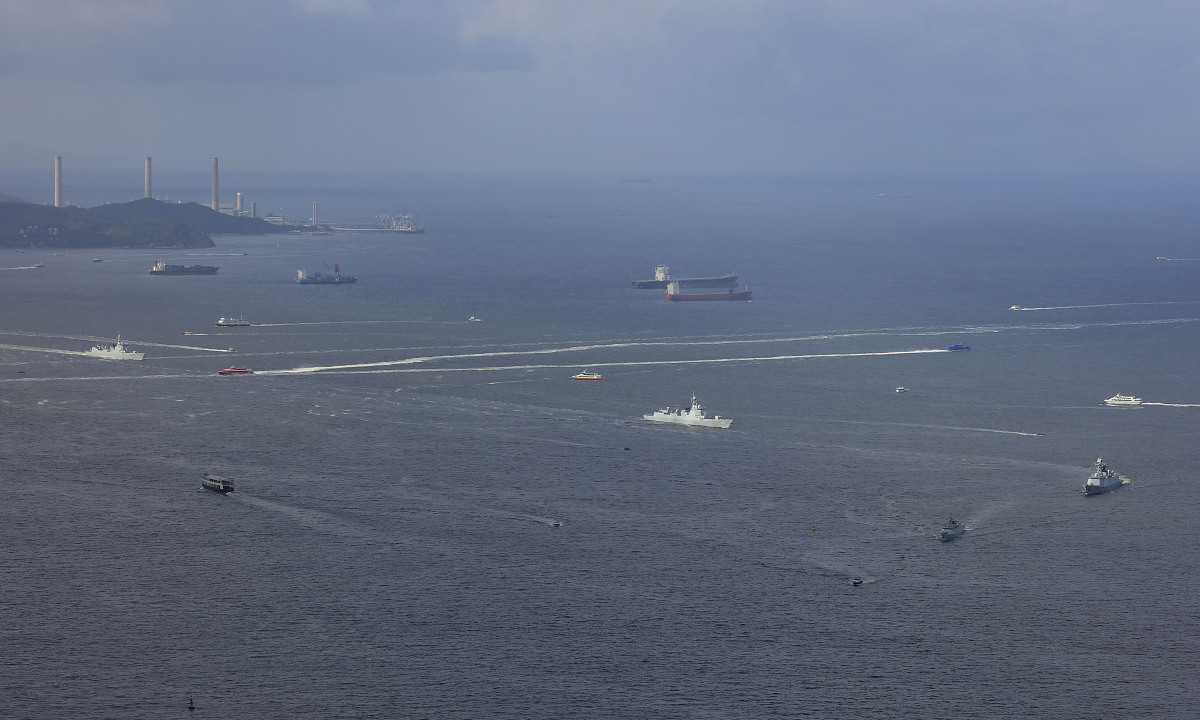 第一章 海洋、海权、海魂海洋是人类生存的第二空间人口爆炸的危机超负荷运转的地球新生存空间的探索海上新大陆的开发人类未来的食粮蓝色宝库中的海水海底世界的奥秘国家兴衰的命脉风靡全球的海洋战略海洋是不断延伸的海洋国土把海疆推向大洋海洋权益的纷争海上岛礁的争夺海洋大国的崛起伤心问东亚海权中国的未来在海洋海洋文明与海洋观念的对撞江河文明孕育了海洋文明地理大发现促使欧洲崛起郑和下西洋沦为时代绝响海上作战从接舷