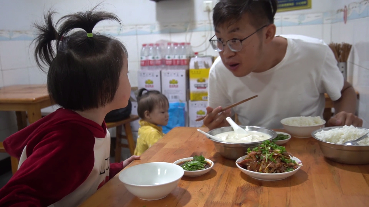 二狗看完广场舞,下馆子点3道菜外加一盆米饭,一人吃得真过瘾