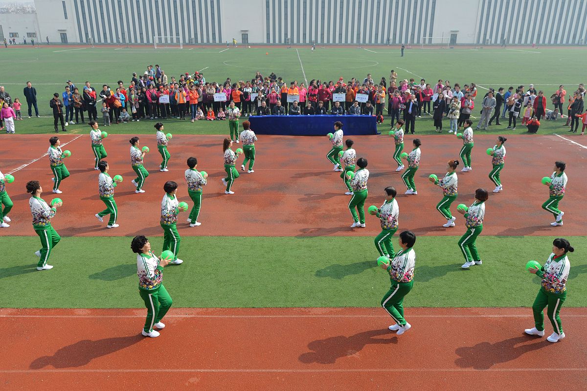 运动会加油稿100字