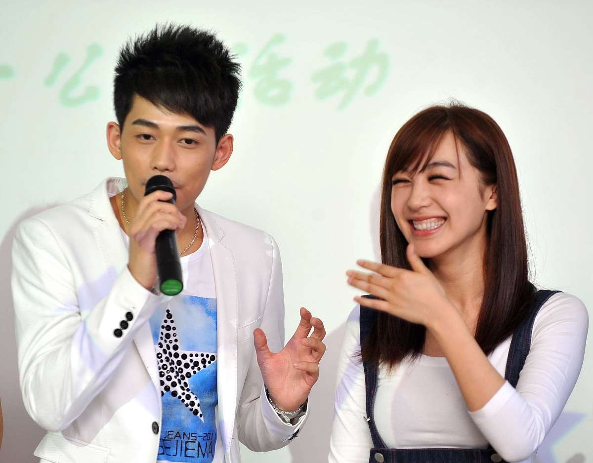 守护星行动年月日是第十六个世界孤独症日在这个即将到来的日子里我们收到了三个来自星星的孩子的家庭向我们发出的星声话筒希望所有人都走出来平平安安阳光积极的生活希望社会能给予孤独症孩子群体更多关注只盼望她能健康快乐成长爱你为此我们呼吁更多的人与我们共同倾听关注孤独症儿童及其家庭的康复和发展问题为他们带去更多的爱与希望抱一抱浙江省妇女儿童基金会。围绕这篇博文写1条10字左右的评论