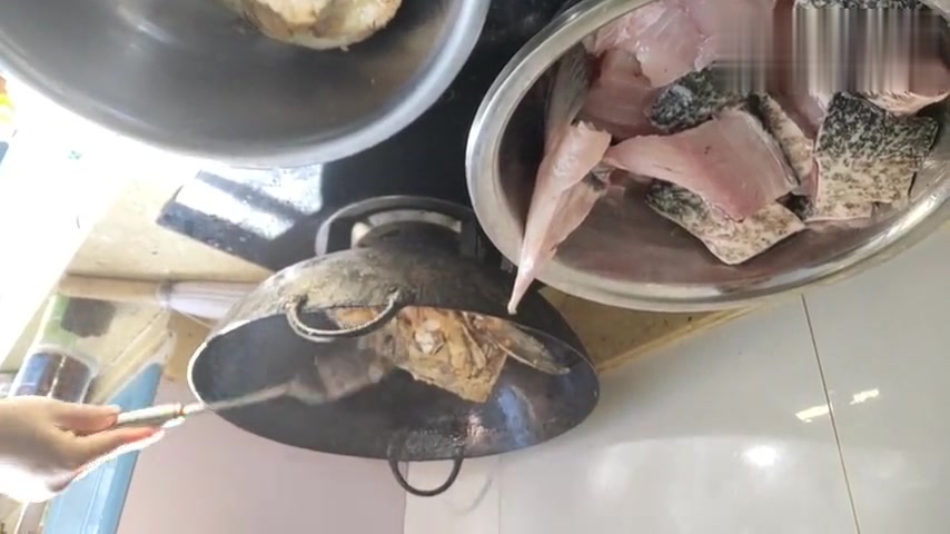 婆婆教儿媳妇做 家熬大花鲢鱼,聪明的儿媳妇看一遍就学会了