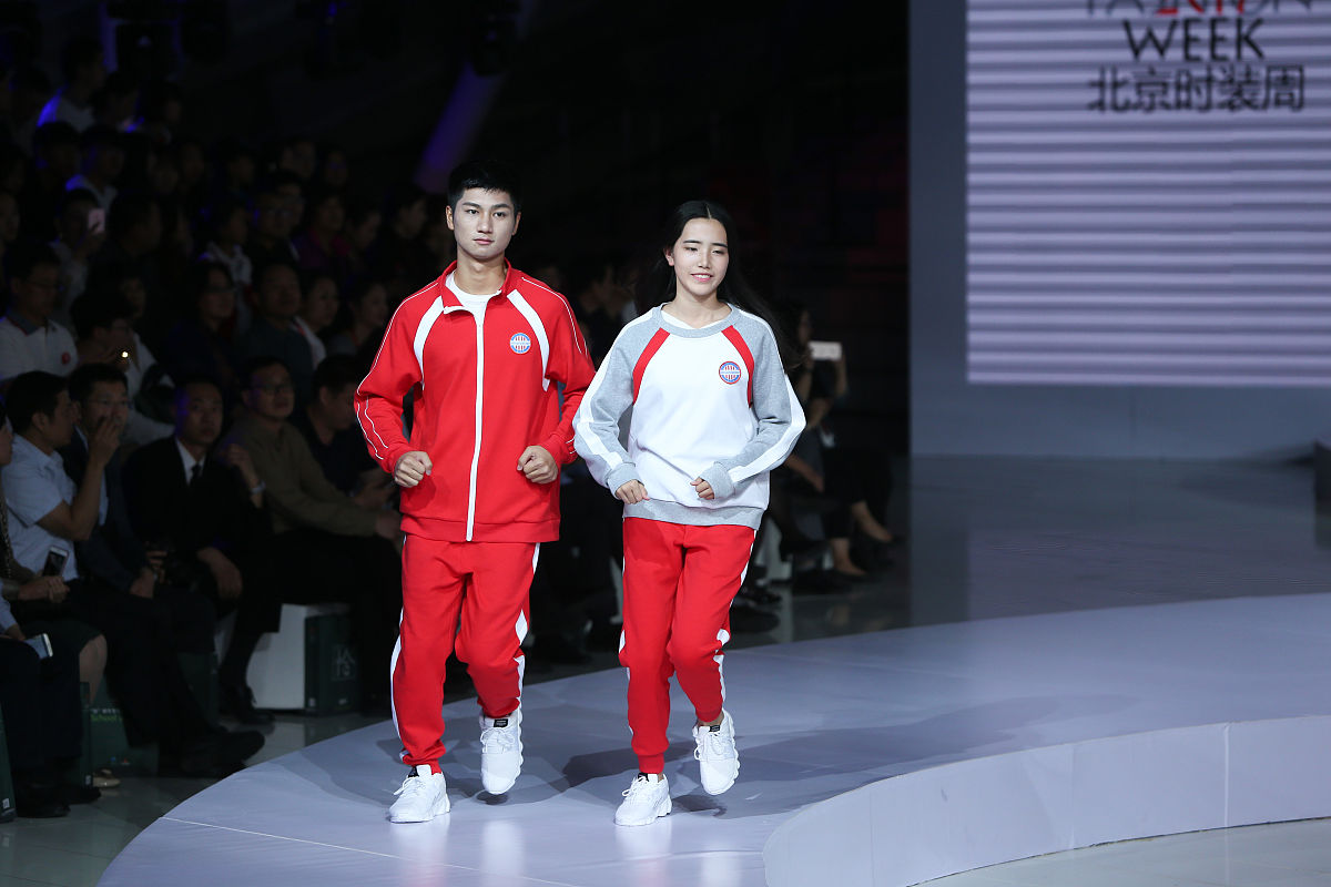 帮我撰写一篇夏日时尚文案。关键词：国潮服饰、青春活力、传承文化、阳光帅气的polo衫、国风休闲T恤、国潮唐风裹胸连衣裙