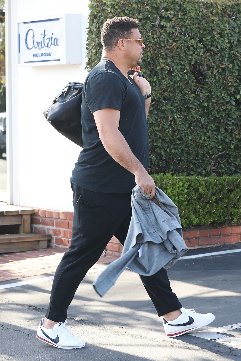 神采奕奕 - 形容精神饱满、容光焕发