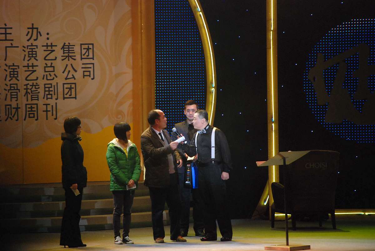 小明在毕业晚会上演唱《朋友别哭》这首歌刚开始的时候他就紧张的忘词了你作为主持人怎么用一句话帮他解围并回忆起歌词？