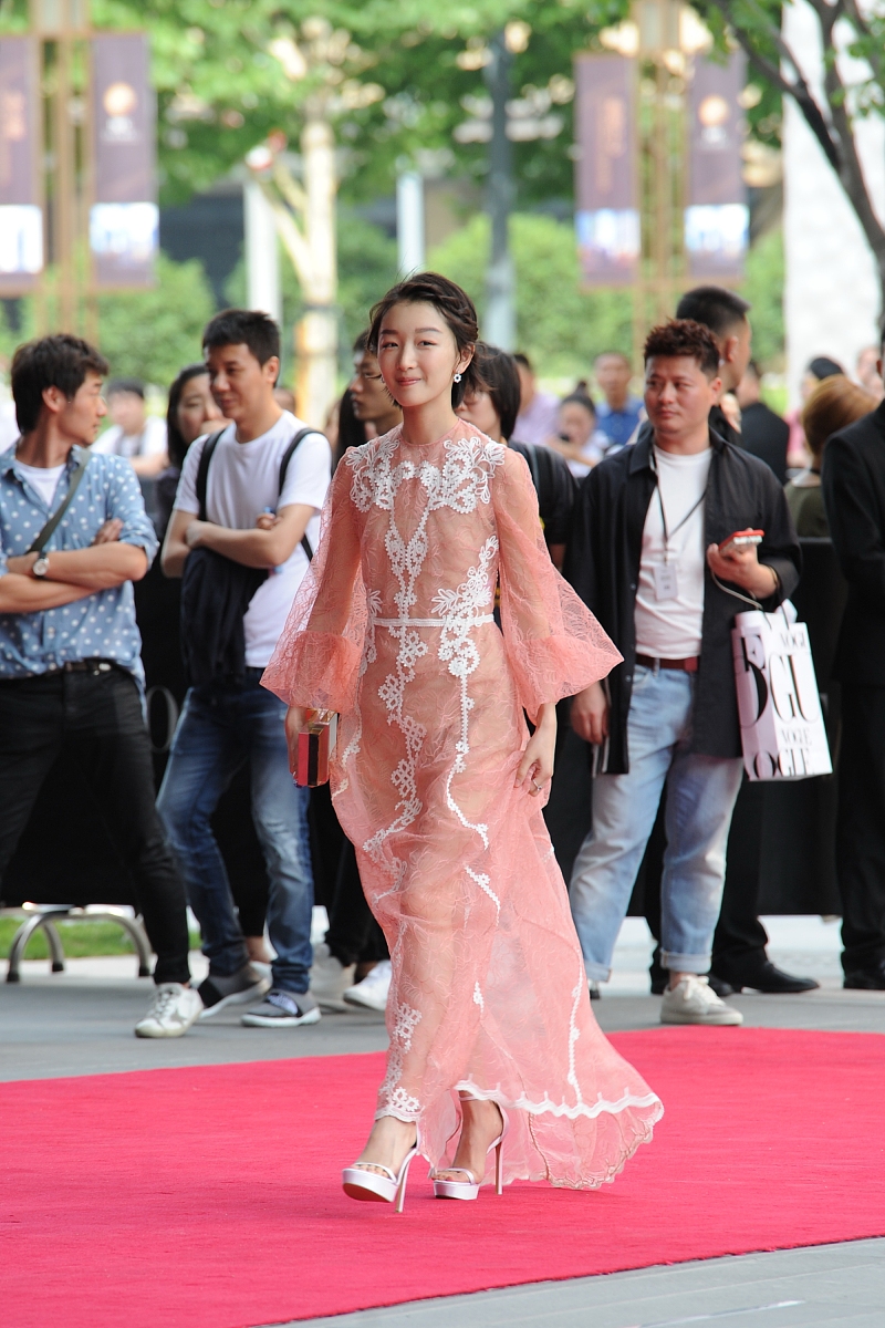 衣不曳地是什么意思_词语衣不曳地的意思