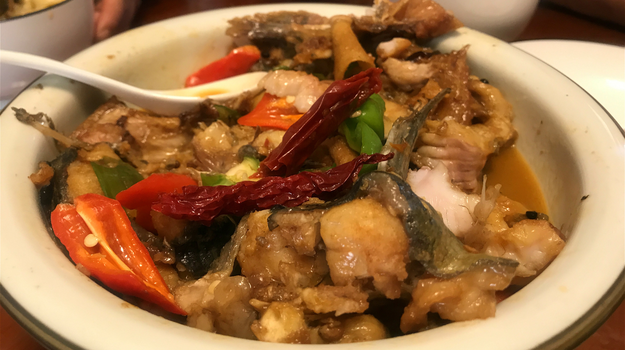 这是小梓家最爱的一种梭边鱼吃法,香辣又入味,越吃越想吃