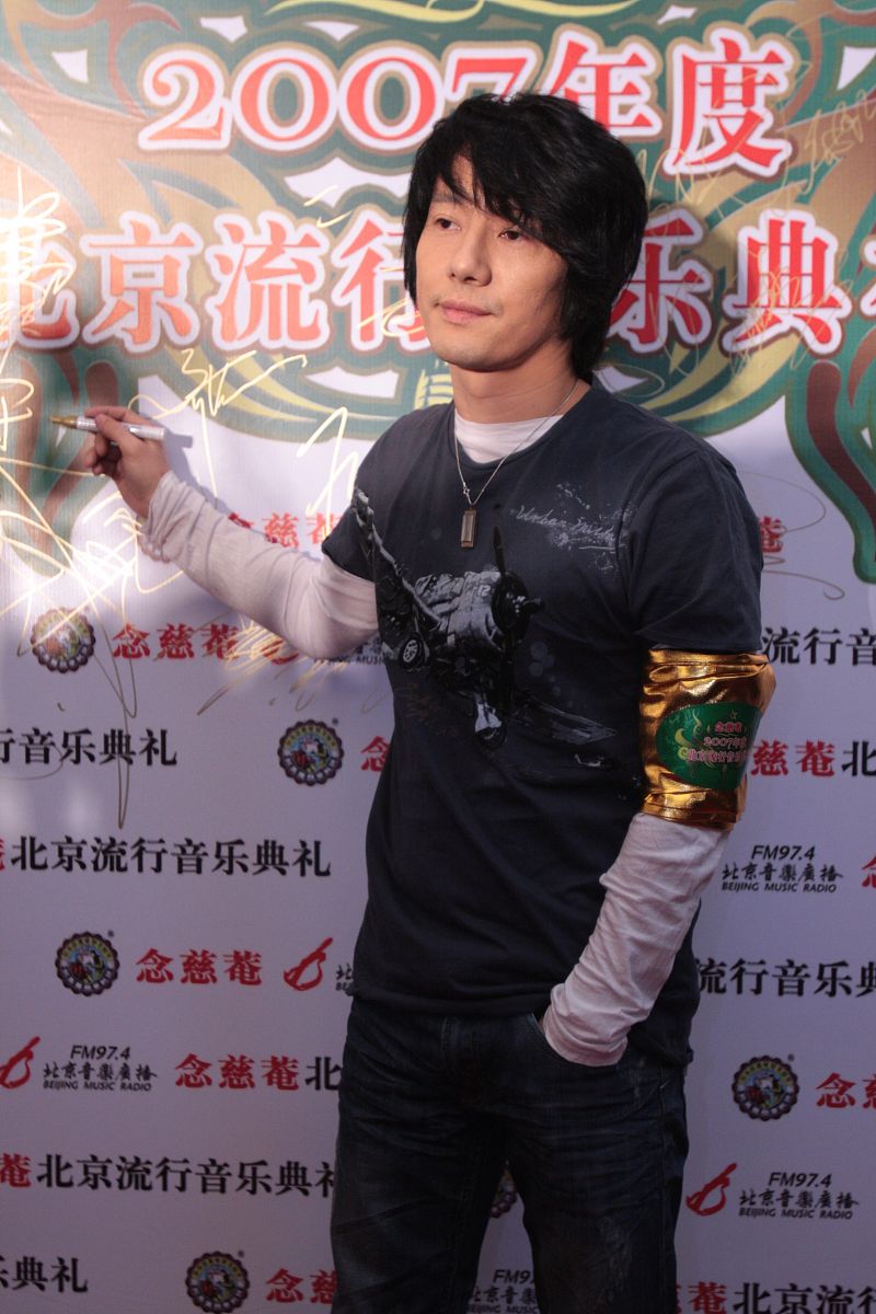 2007年 12月 4日 , 北京 , 07年 北京 流行 音乐 典礼 举行 . 郑钧+++