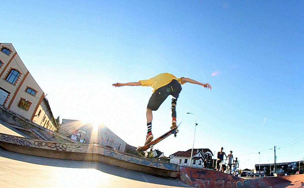 请你对以下内容进行扩写且不低于300字：在实习的第九周我总结了一些建模的学习方法。我发现建模需要不断的练习和尝试需要掌握一些基本的技巧和方法需要学会借助网络资源和交流平台。这些方法的掌握让我更加高效地学习和实践建模技术。