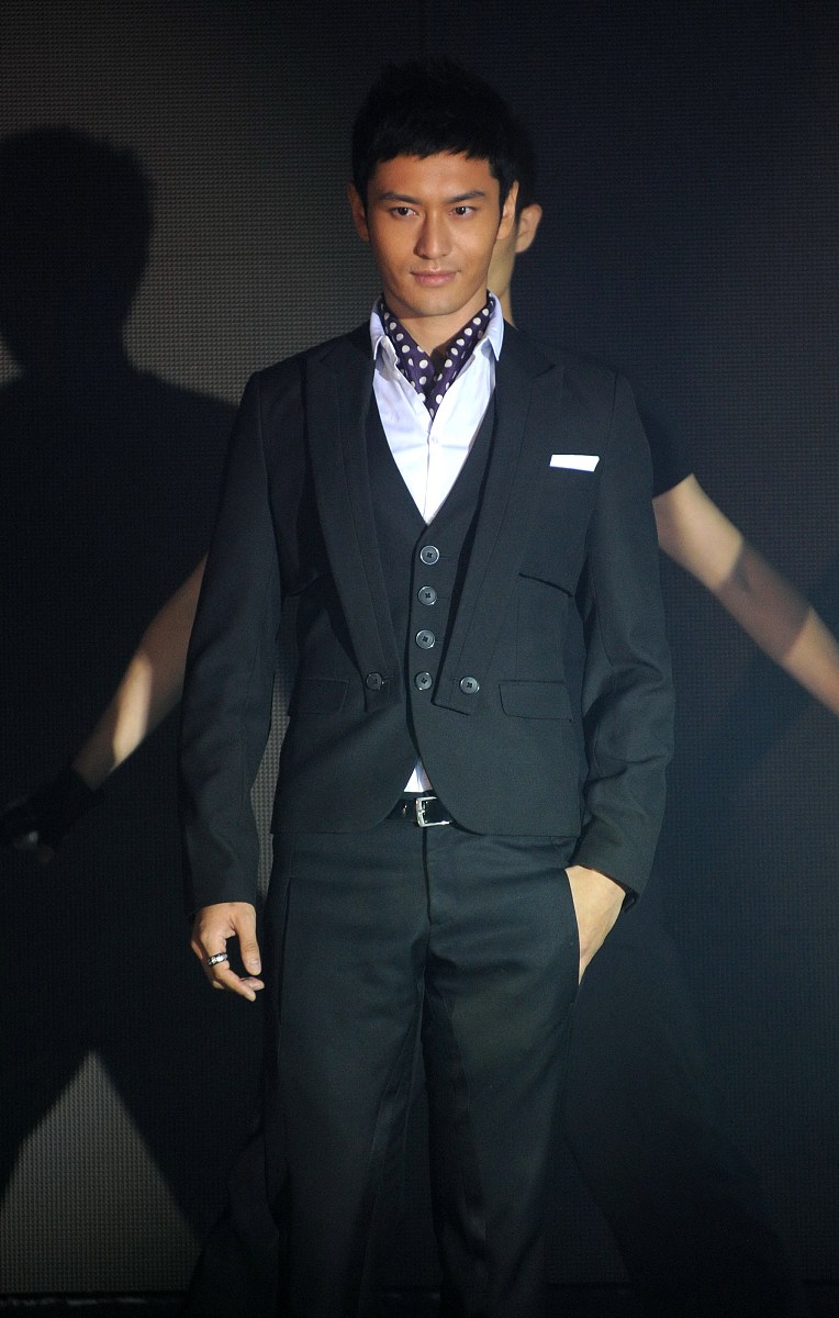2009年9月9日,北京,某品牌化妆品举行20周年庆典.***_***黄晓明+++_++