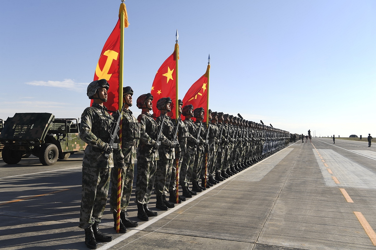 力争到二〇三五年______国防和军队现代化到本世纪中叶把人民军队______世界一流军队。