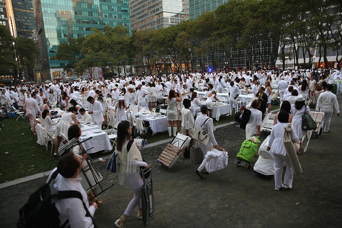 当地时间2013年9月18日,美国纽约,数千名用餐者从头到脚打扮成白色,齐