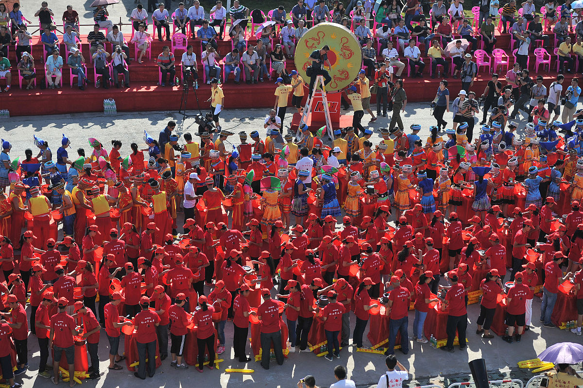 2014年8月27日,广西容县街头,898名当地人同磨黑芝麻糊.随后直径3.49