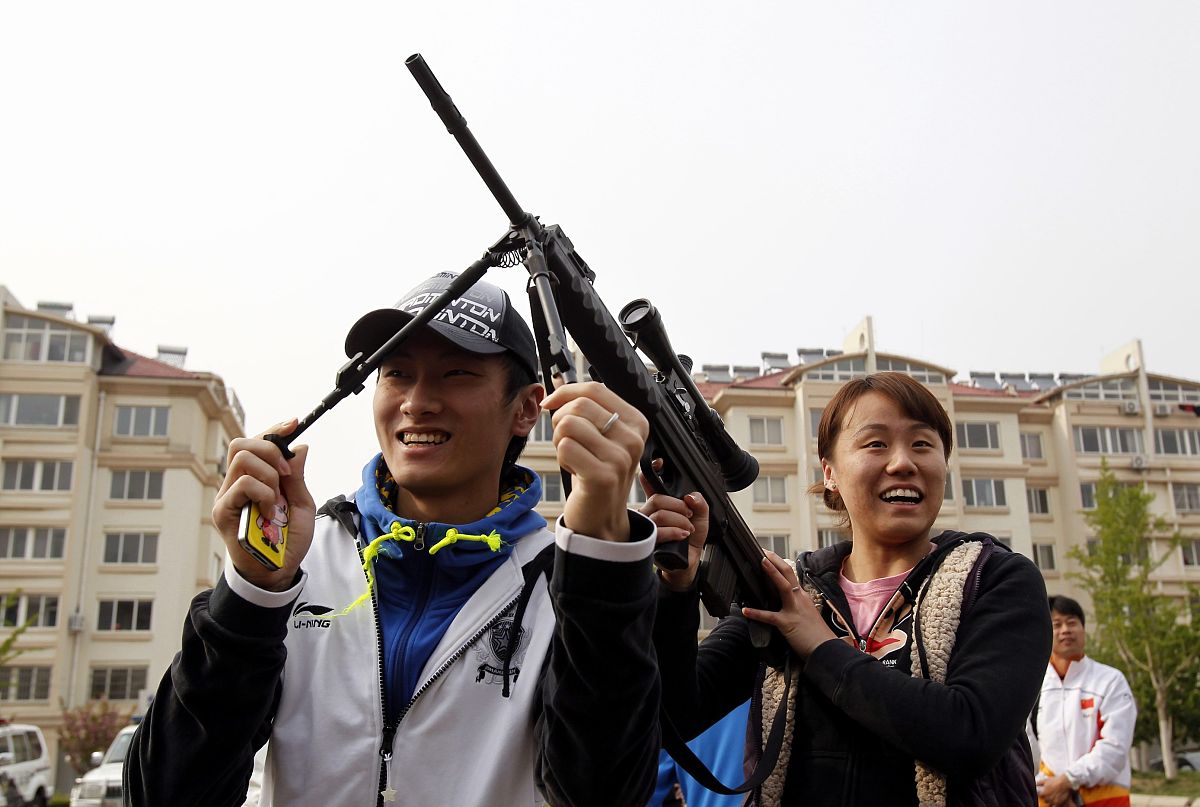 蔡赟(青岛媒体谢绝下载)2011年5月4日,山东青岛,中国国家羽毛球队参观