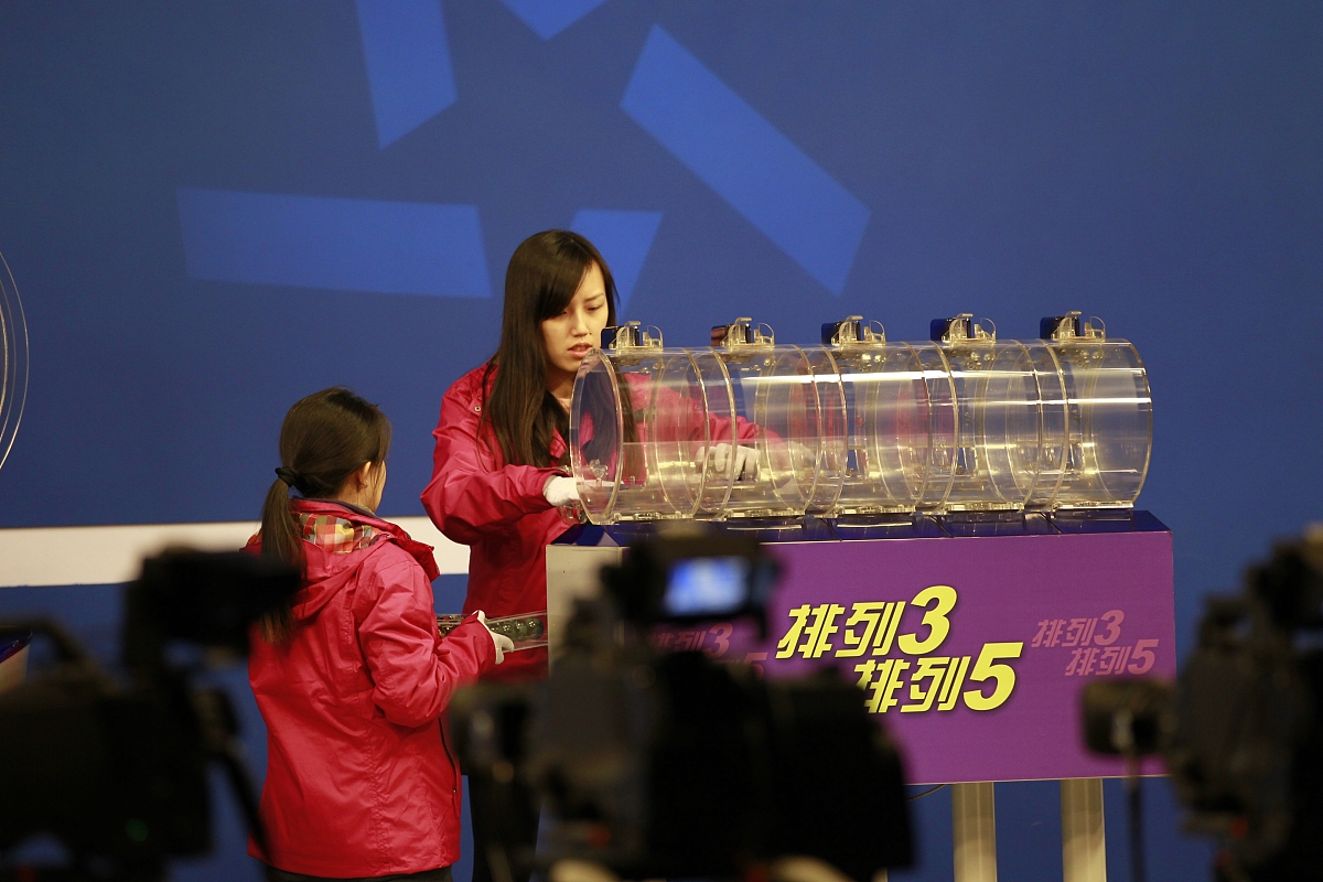 2015年2月4日,北京,中国体彩开奖现场过程见证.***_***工作人员在开奖