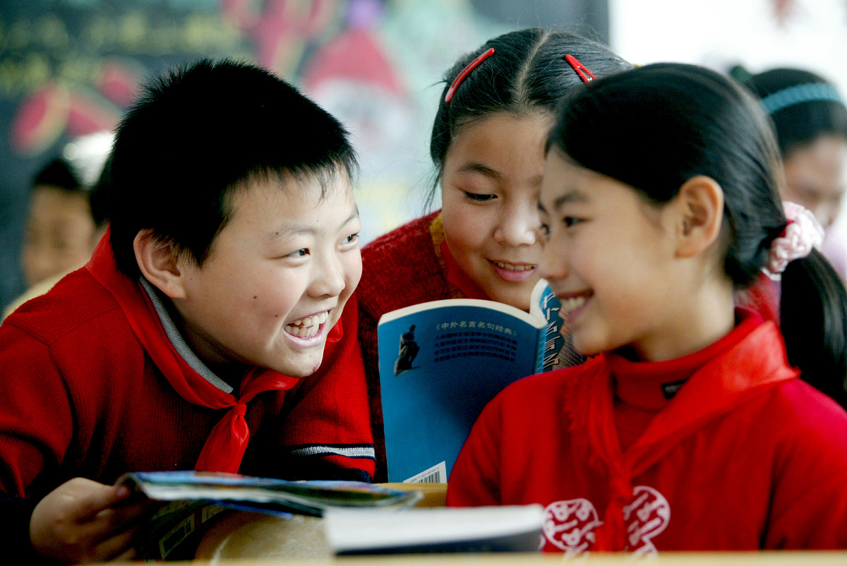 写一份小学四年级年级组长的工作总结要求：1、字数不少于3000字。2、体现五自德育 即：行为自律生活自理学习自主管理自制心里自强。3、体现学生教育大会。4、体现班主任管理。5、体现学生管理。6、体现安全管理。7、体现日常工作。