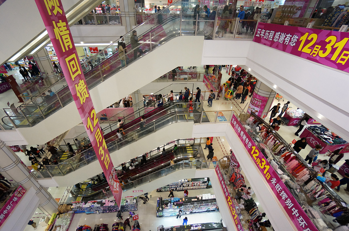 ***_***2017年12月30日,广州,市民在抢购商品.根据此前的公告,永旺超