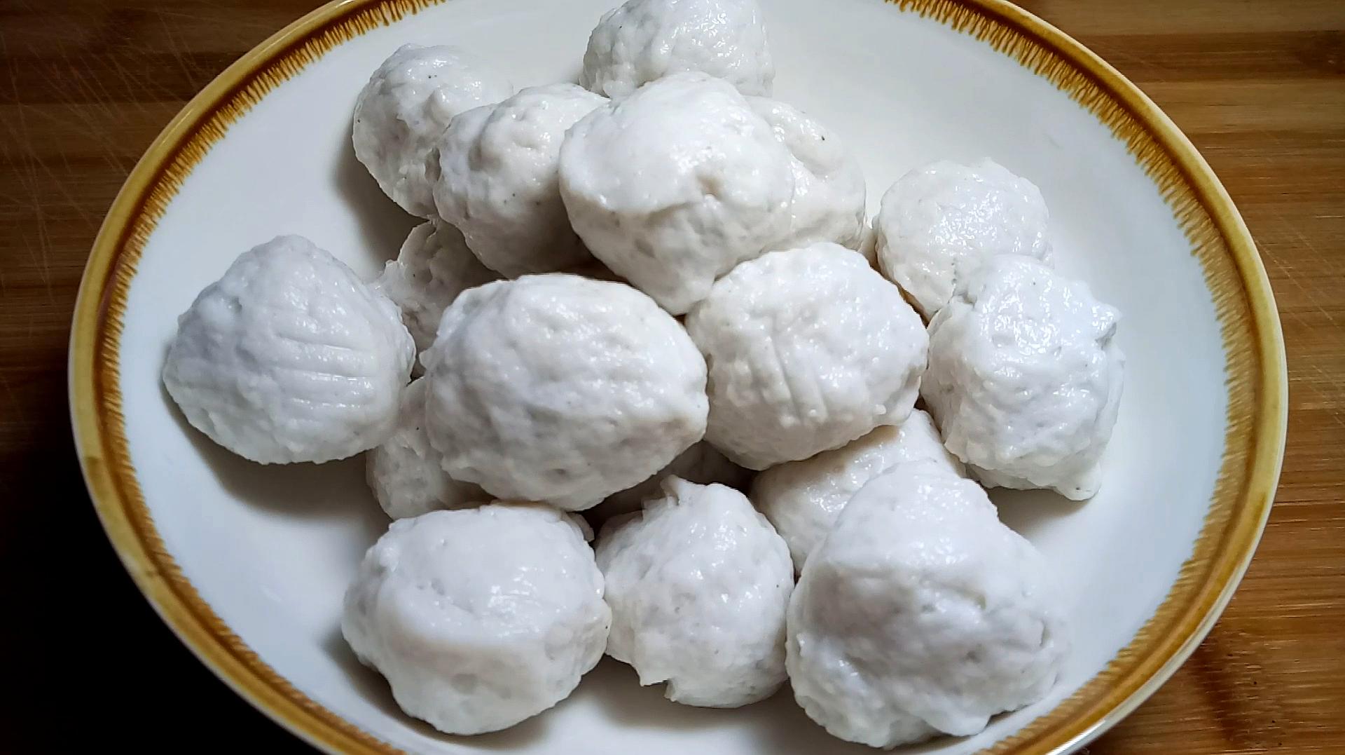 草鱼换个吃法,教你在家做鱼丸子,很有弹性,好吃做法简单