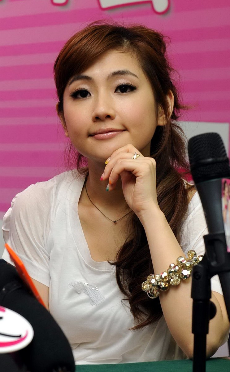 2010年6月25日,北京,台湾人气组合she出席第八届"中国大学生广告艺术