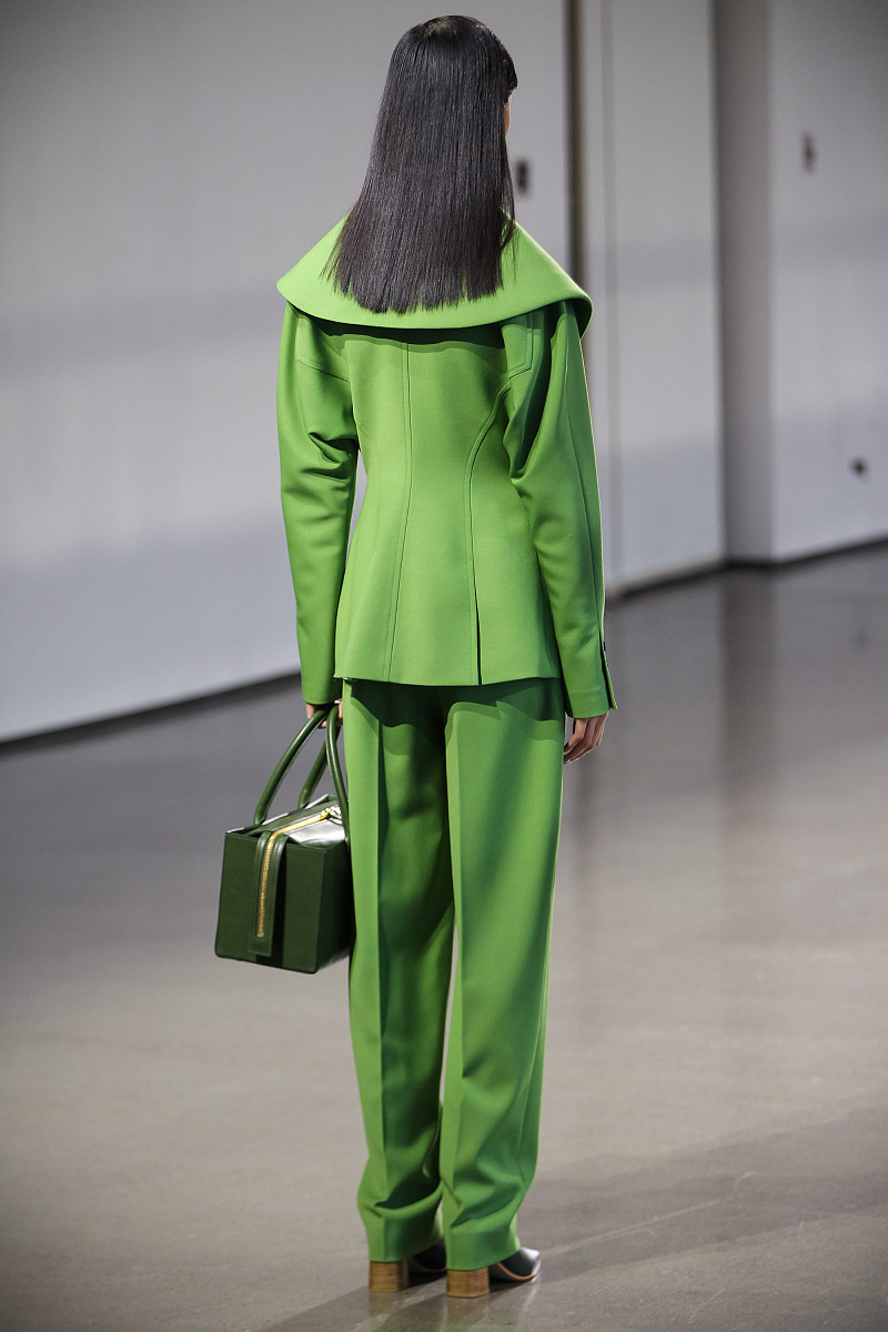 既低调又鲜艳的淡绿色羽绒服外套这句话有问题吗？