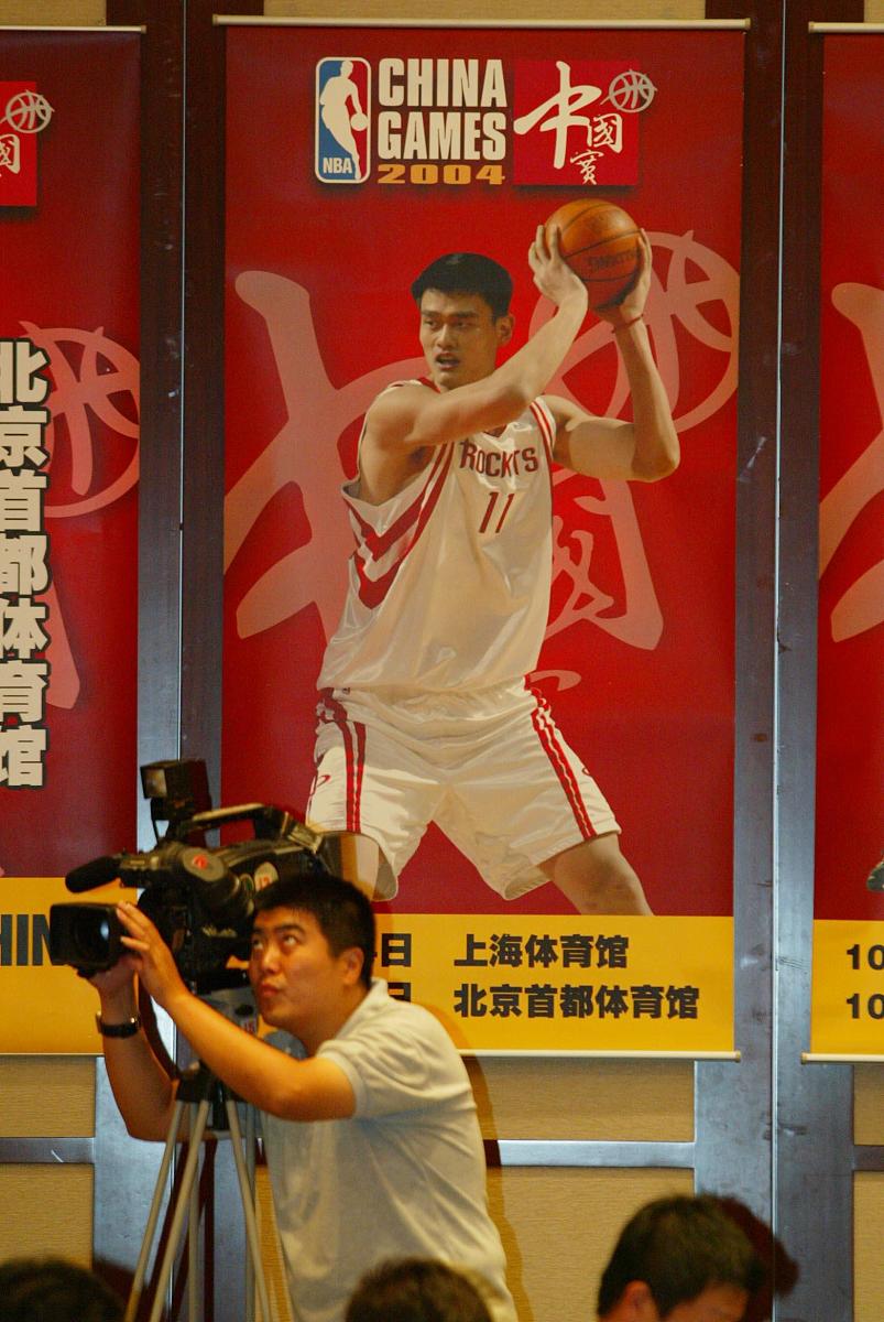 猜猜我是谁？ - 中国篮球巨星！