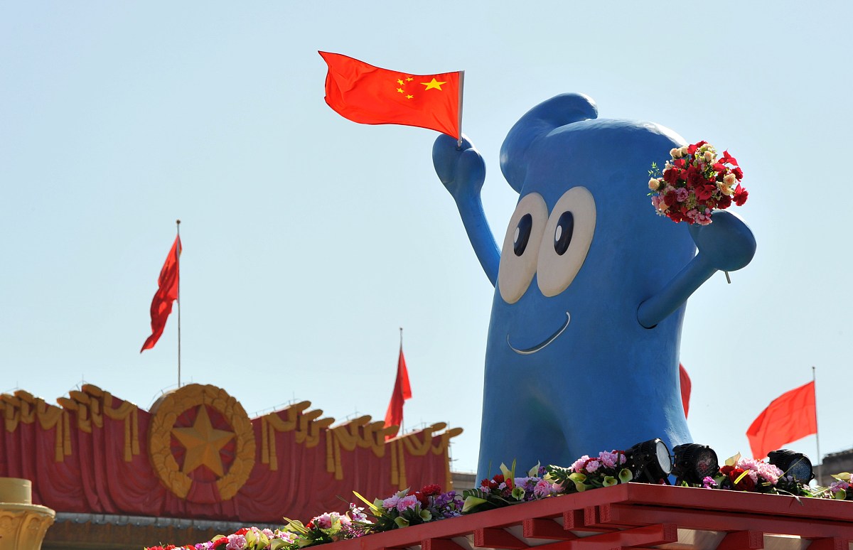 2009年10月2日,北京,昨天参与群众游行的60辆花车在天安门广场向公众