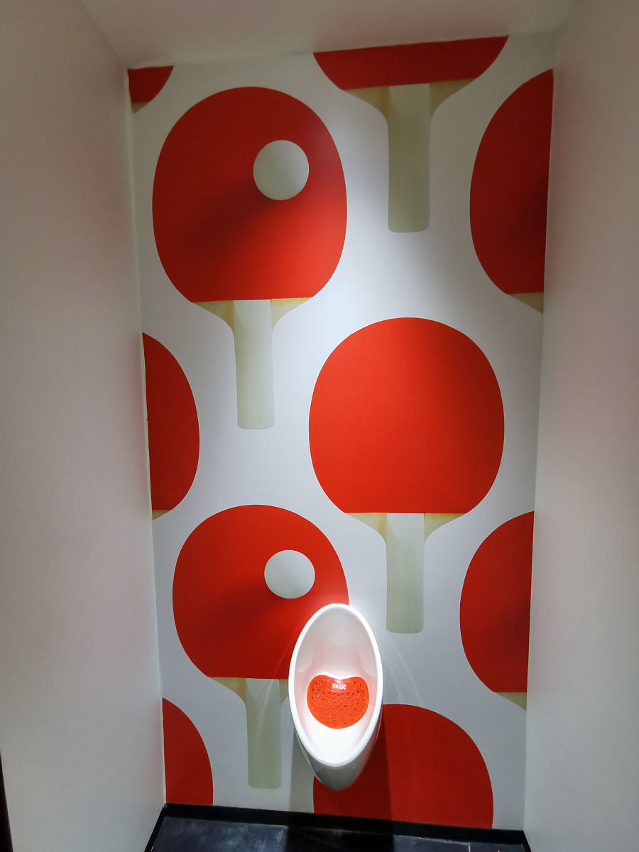 请将下面这段话换一种说法：同伴互评的过程中加强教师的管理与指导是非常必要的。教师可以制定明确的评价标准指导学生如何评价同伴确保评价结果的公正性和准确性。同时教师还可以给予学生及时的反馈和指导帮助学生改进自己的评价能力和提高学习成绩。教师应该对同伴互评过程进行监督和管理确保评价结果公正、准确、客观。例如在同伴互评过程中教师可以随时检查学生提交的作品并给出必要的指导和建议。其次教师应当及时反馈评价结果