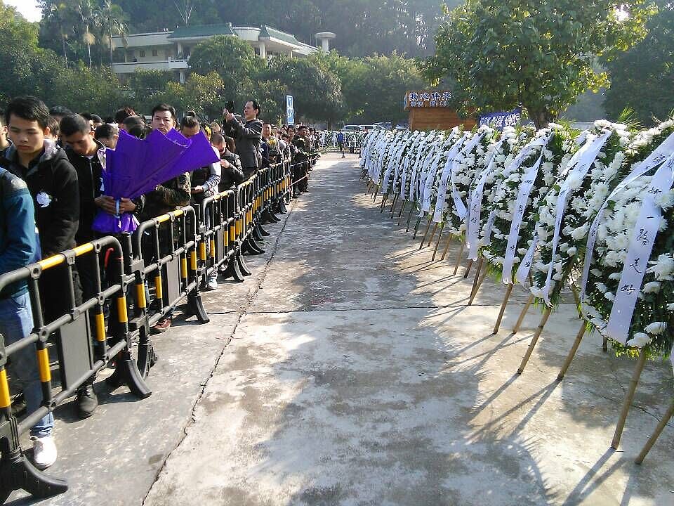 60岁以下女同学去世悼念条幅怎么写