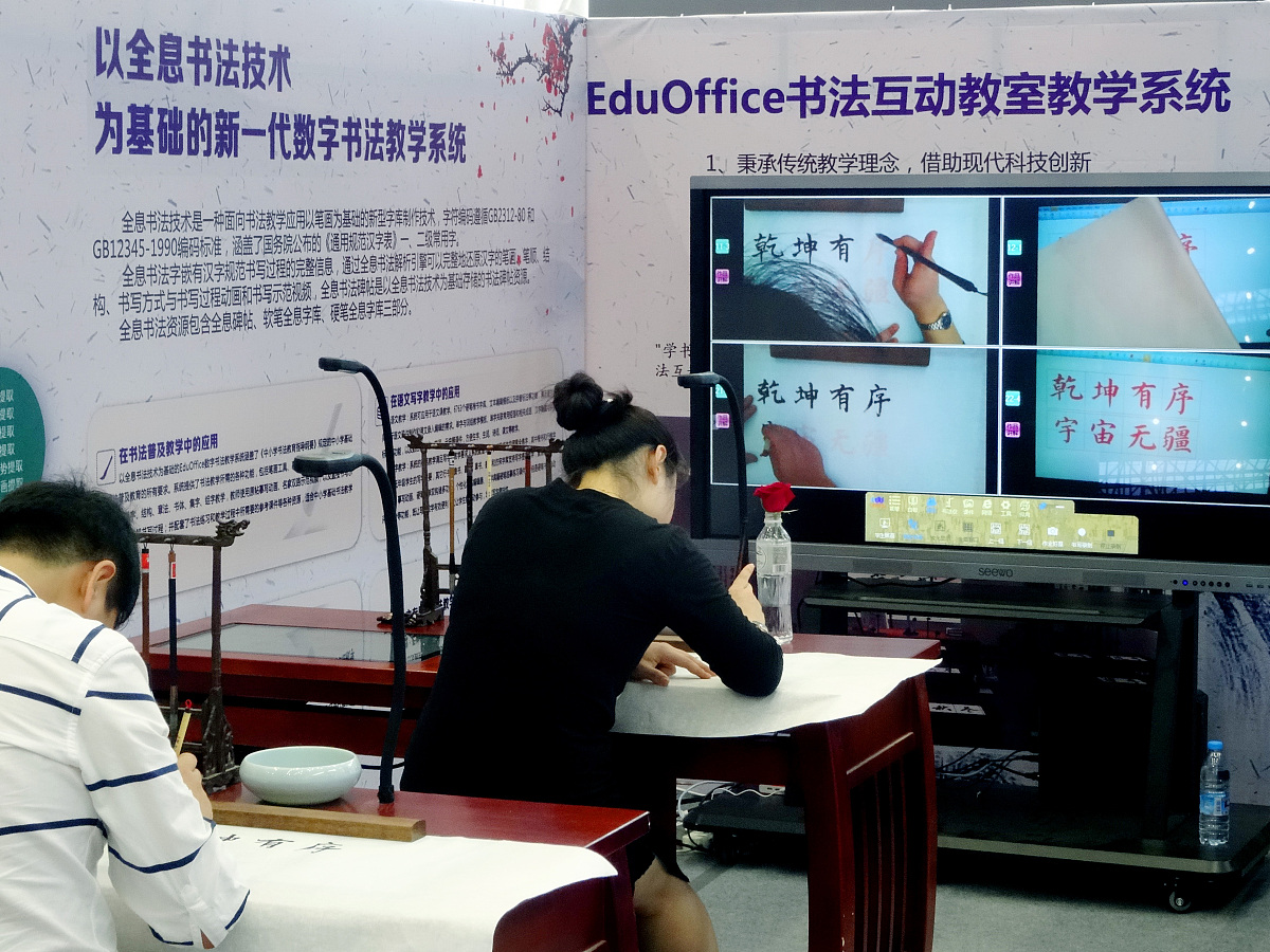 以智慧教育在初中物理教学中的应用为主题写一篇教育教学论文。要求：1谈一谈什么是智慧教育。2初中物理教学如何应用智慧教育。3初中物理实验教学和智慧教育如何融合。4字数不少于3000字