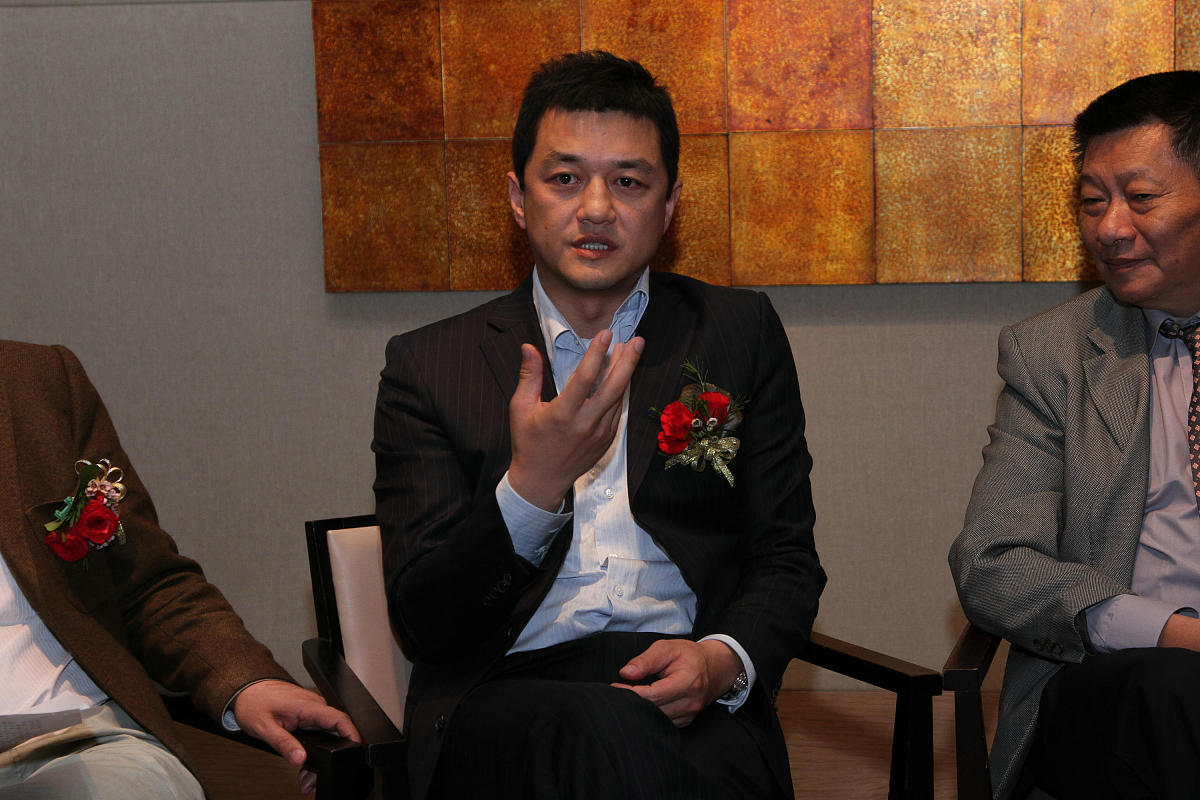 2011年4月27日,北京,李亚鹏在京签约"云南影视文化产业试验园".  李亚