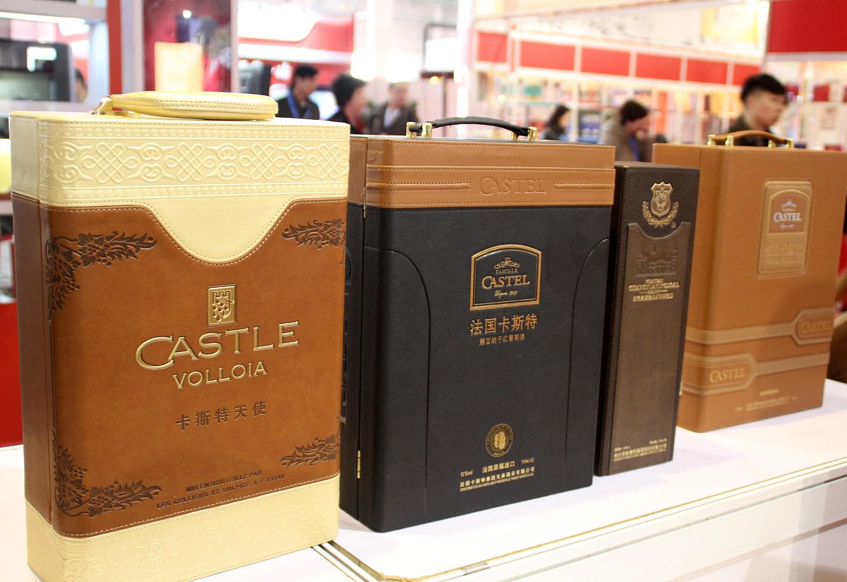 荣格长兴牌参茸酒的瓶身有什么特殊设计吗？