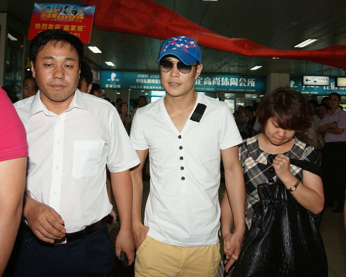 2009年9月4日,南宁,小沈阳夫妇亮相南宁机场,<strong>引起</strong>轰动.