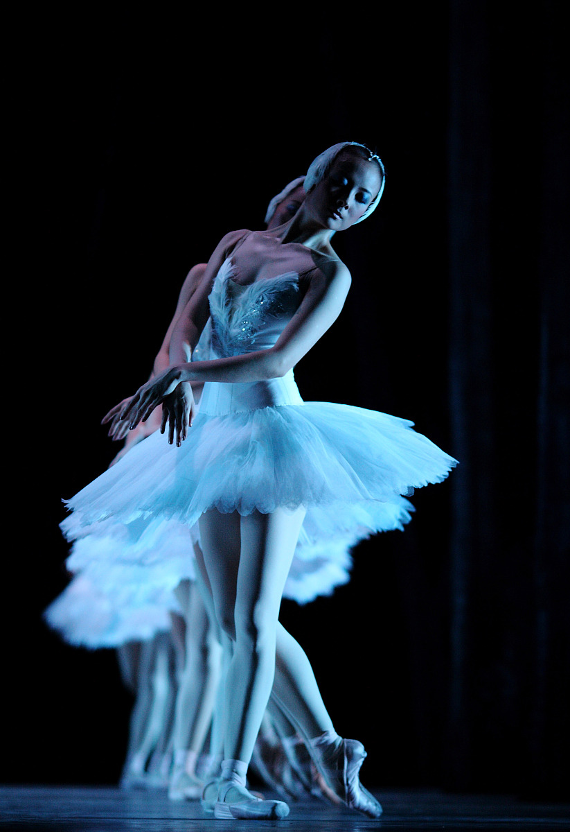 1 舞蹈动作的类型和特点《天鹅湖》的舞蹈动作主要分为叙事性舞蹈和情感性舞蹈两类。叙事性舞蹈主要是通过舞者的动作来表达故事情节和人物形象而情感性舞蹈则是通过舞者的动作来表达情感和内心感受。此外该作品的舞蹈动作还具有流畅、优美、精致等特点体现了芭蕾舞的优雅和高超技巧。2 舞蹈动作的情感表达和人物性格呈现《天鹅湖》的舞蹈动作通过舞者的身体语言和表情来表达人物的性格和情感。例如在第二幕中天鹅公主的舞蹈动作