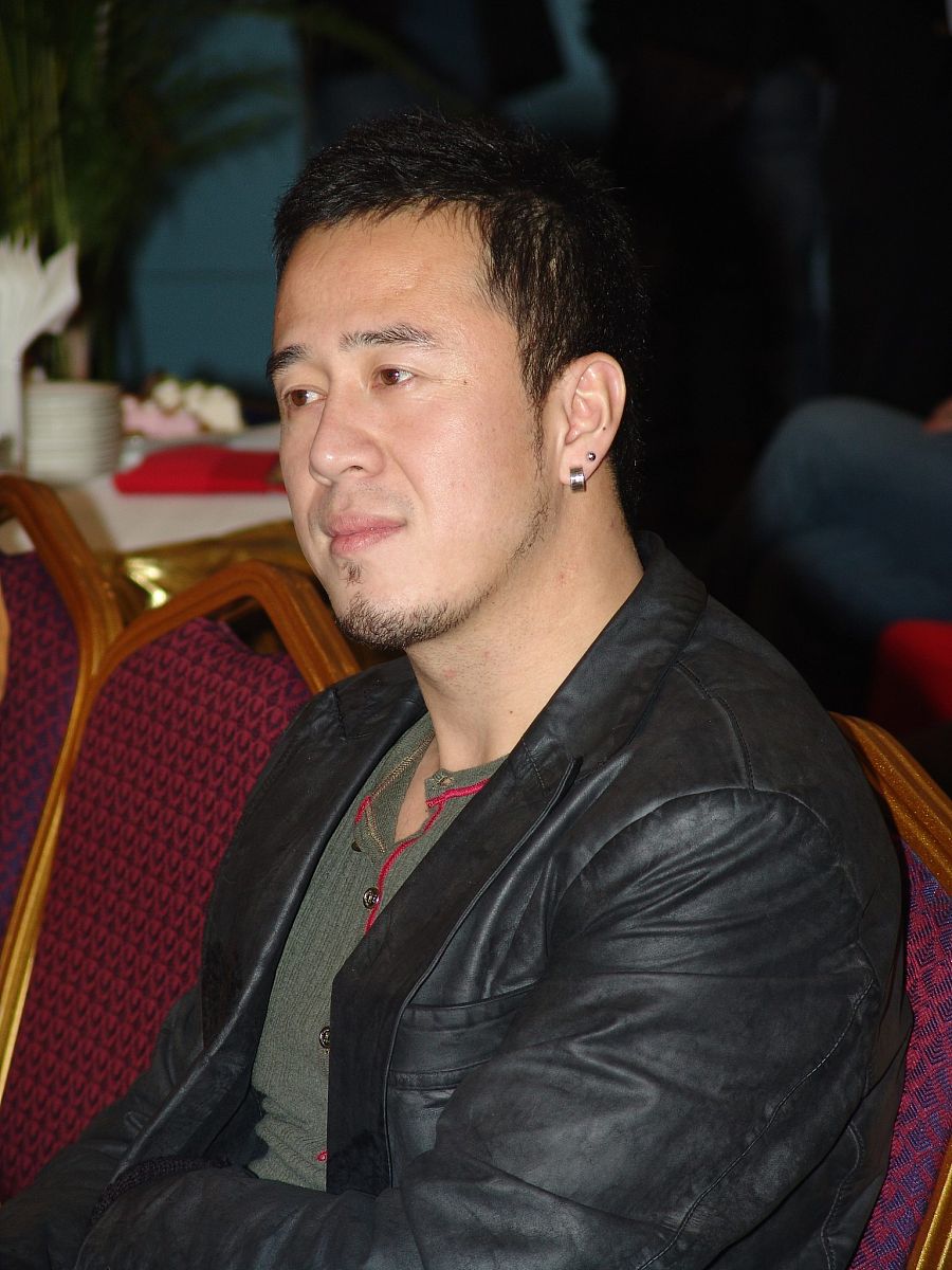 网 络 综艺 植根于 以 ９ ０ 、 ０ ０ 后 为 主 的网 络 原 住 民 的 新 兴 文化土壤 中 将 当 代年轻人 最为关注 的 内 容 以 丰 富 多 元 的 形式 呈现 如 今 已 融入年轻一代 的 生活 。帮我换一个表达方式或换一个角度撰写要和原来的不一样