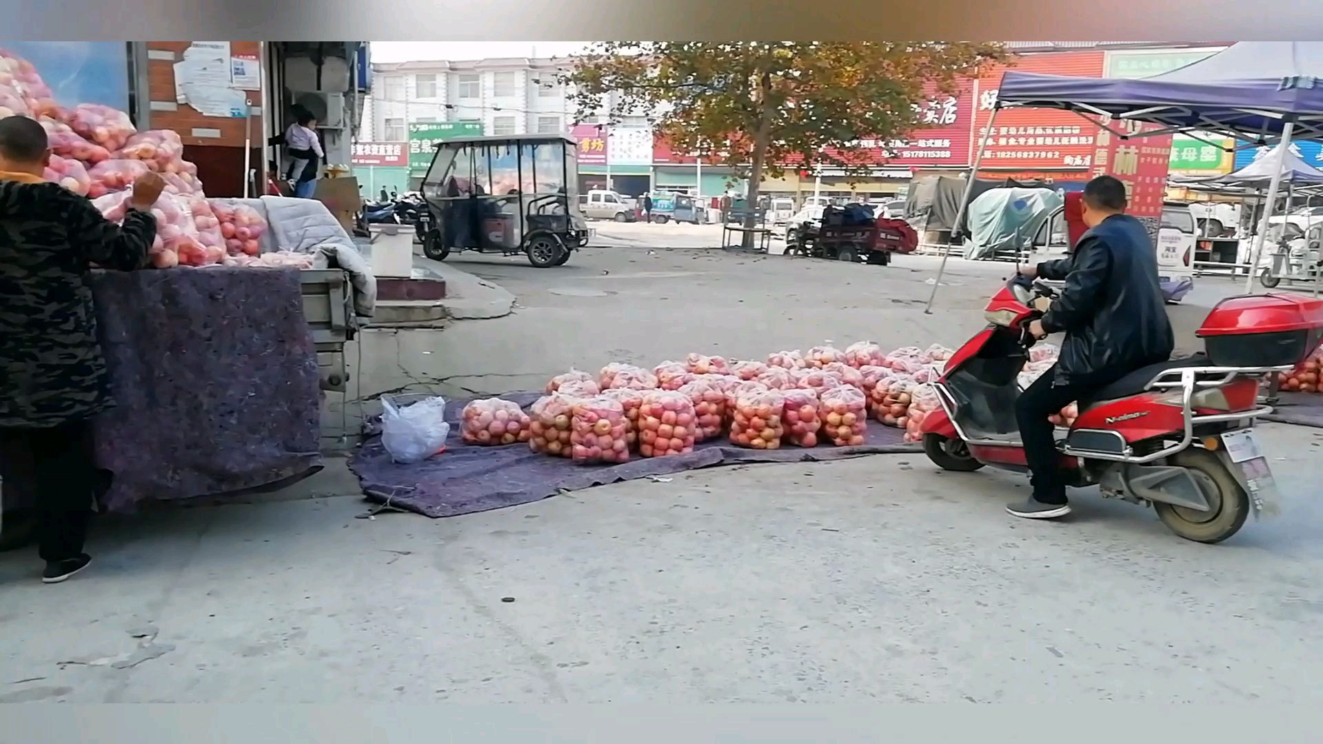 农村的街上,看看苹果多少钱一斤?知道后有点吃惊