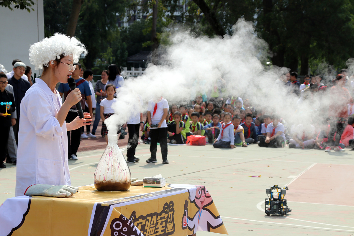 ***_***2018年10月8日,苏州市平江实验学校学生在开幕式上演绎"液氮大