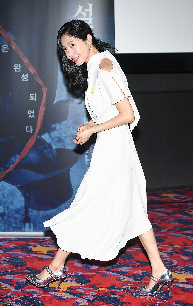 李恩宇白裙搭斜披卷发女人味十足  曹恩智黑衣干练走攻气路线
