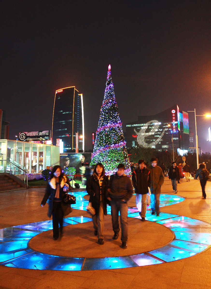 2008年11月23日晚,北京市民在中关村广场感受浓厚的节日气氛.圣诞节前