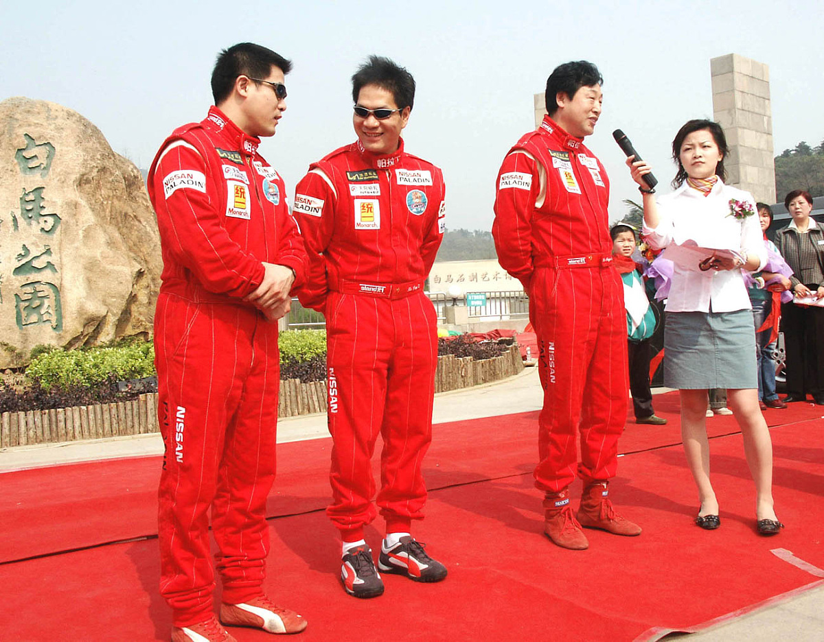 2005年4月6日,参加了今年达喀尔<strong>汽车</strong>拉力赛的三名中国车手:卢宁军(右)