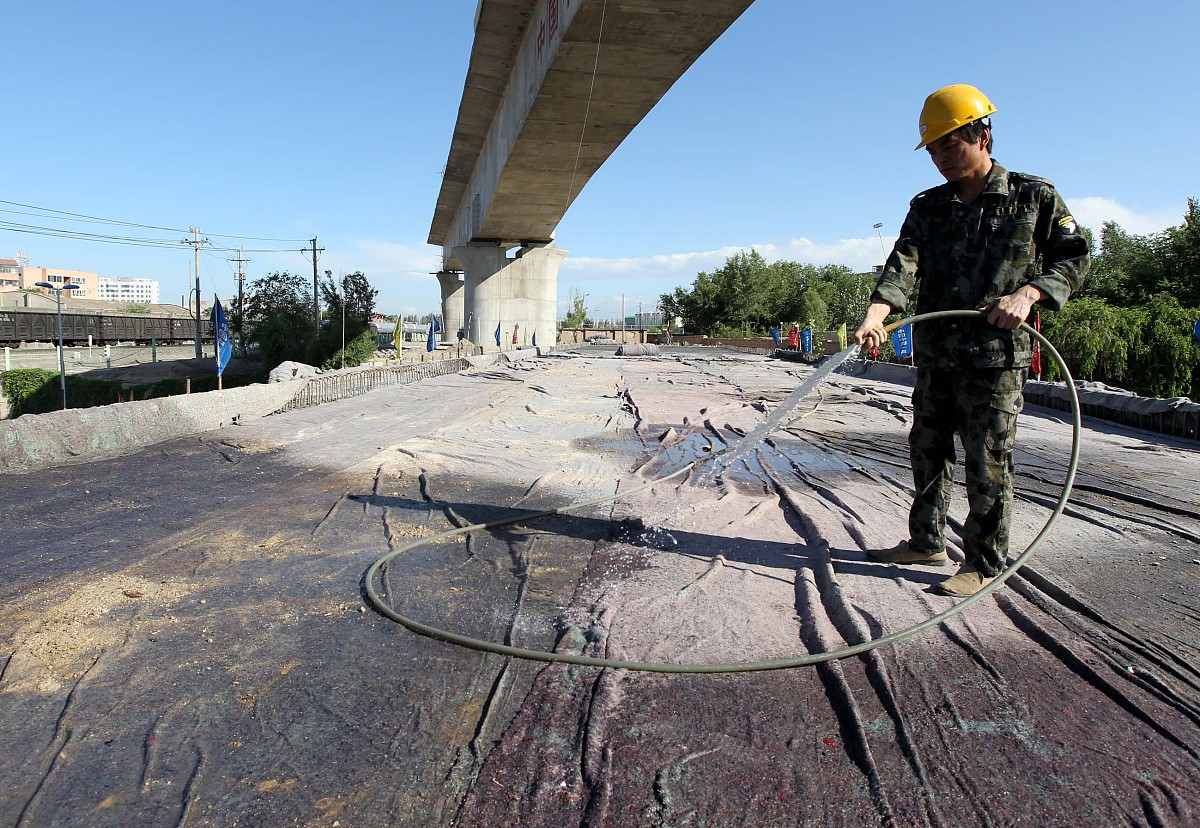 一公斤沥青漆灌2公分宽四公分深缝能灌多少米帮我用210字详细描述