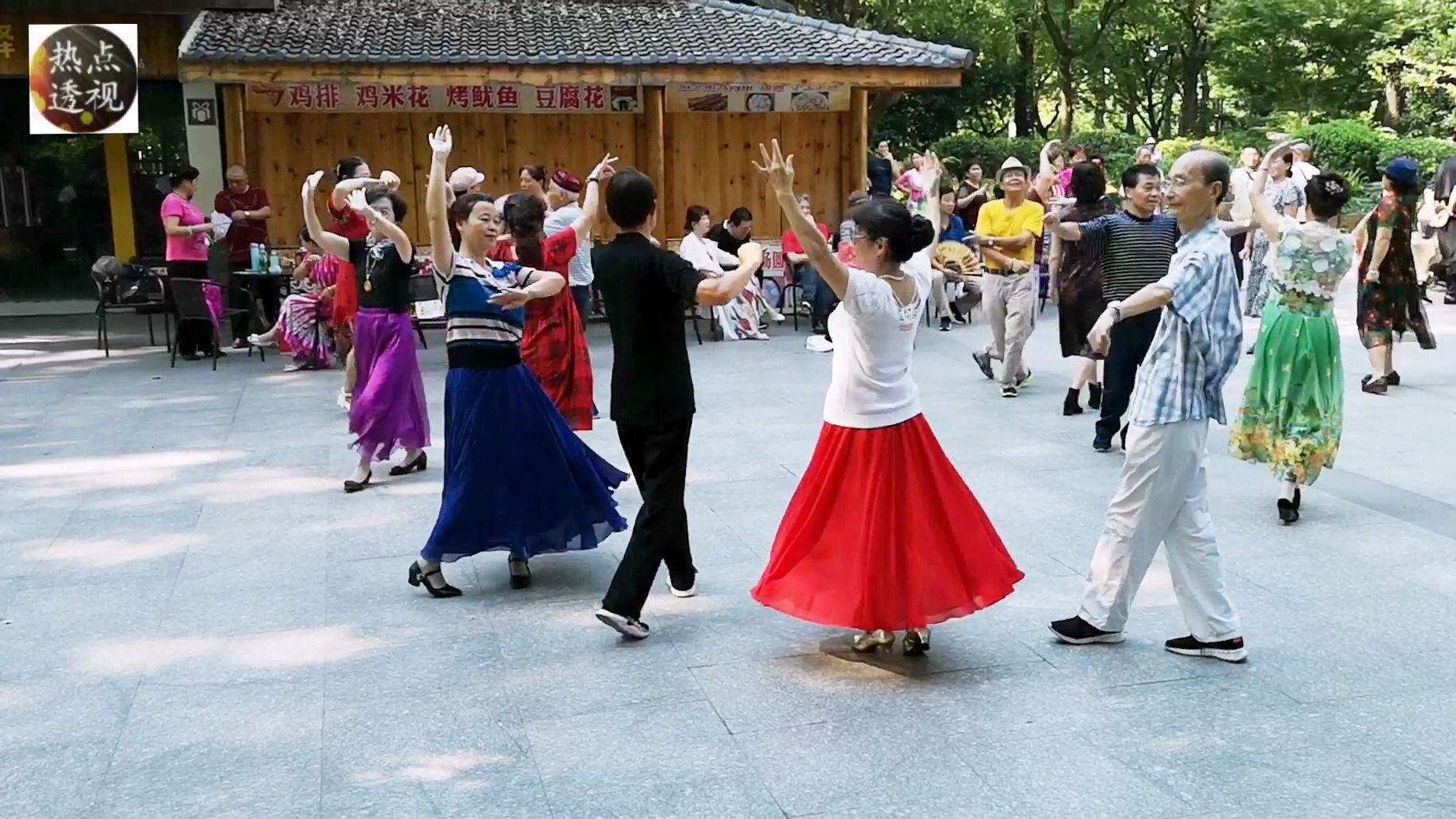 实拍5:我们以热情奔放的新疆舞喜迎新中国70华诞