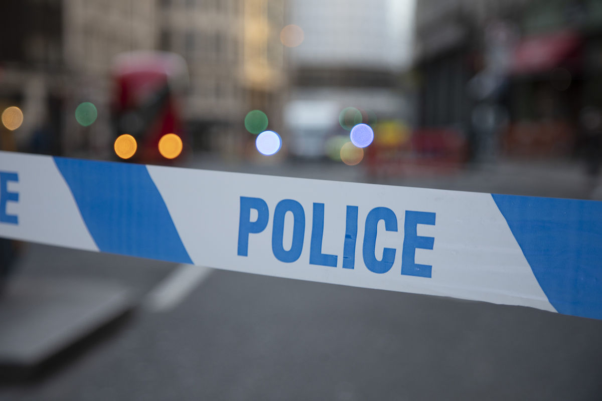 In Anomaly videos, anomalous events are composed of several continuous snippets that are correlated and reasonably related to some normal snippets. 翻译成中文